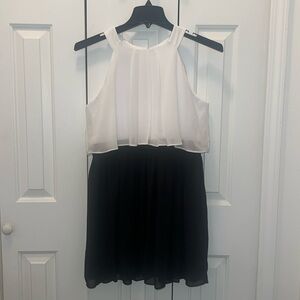 🚫♻️ White and Black Flowy Dress